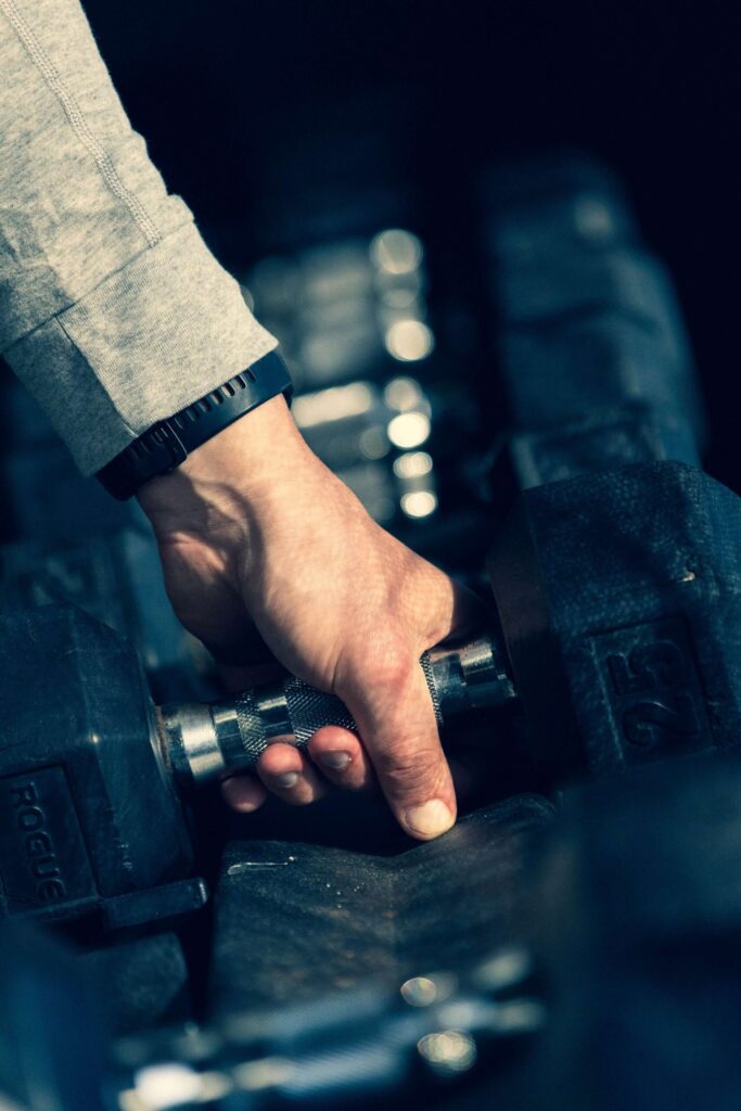 Paul Skenes levanta una mancuerna del estante en el gimnasio.