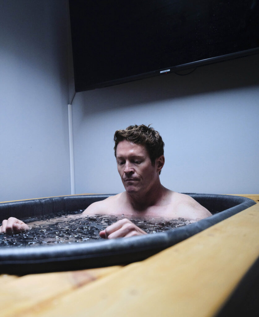Scott Dixon se sienta en un baño de hielo con los ojos cerrados mientras medita